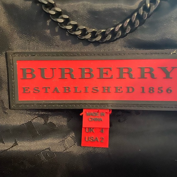 Burberry jacket! Size 4 uk or size 2 US. Beautiful fox fur hood. Stunning coat - Picture 8 of 12